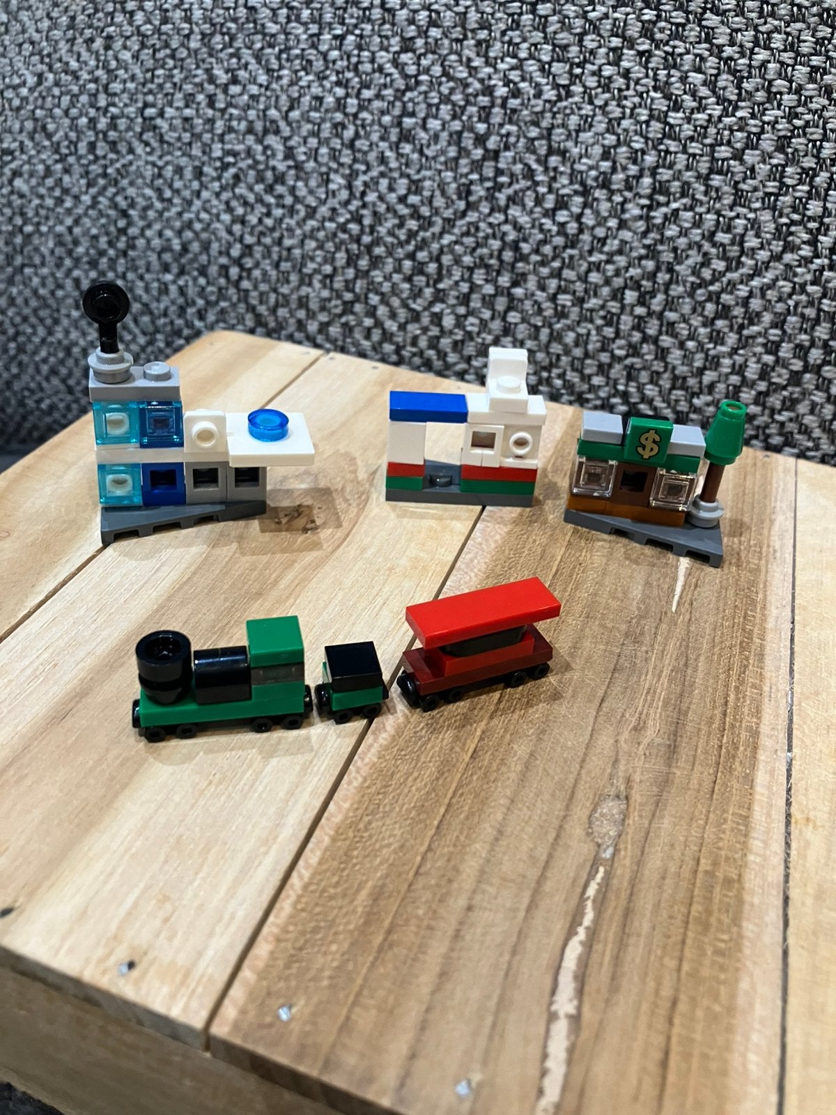 Lego kersttrein met gebouwen ( adventkalender), Kinderen en Baby's, Speelgoed | Duplo en Lego, Ophalen of Verzenden, Zo goed als nieuw