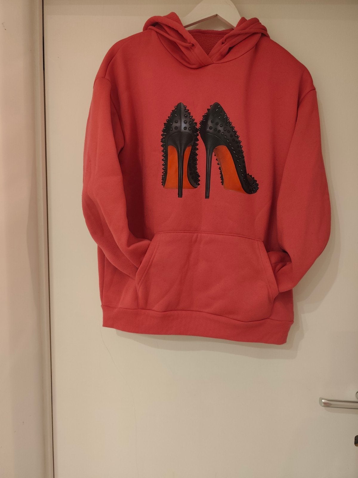 meisjesachtige roze hoodie met pumps met rode zool, Kleding | Dames, Ophalen of Verzenden, Zo goed als nieuw, Maat 36 (S), Roze