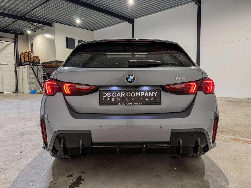 BMW 1 Serie 120 M Sport - Pano - Ambient (bj 2025), Auto's, BMW, Automaat, 1 Reeks, Gebruikt, Zwart