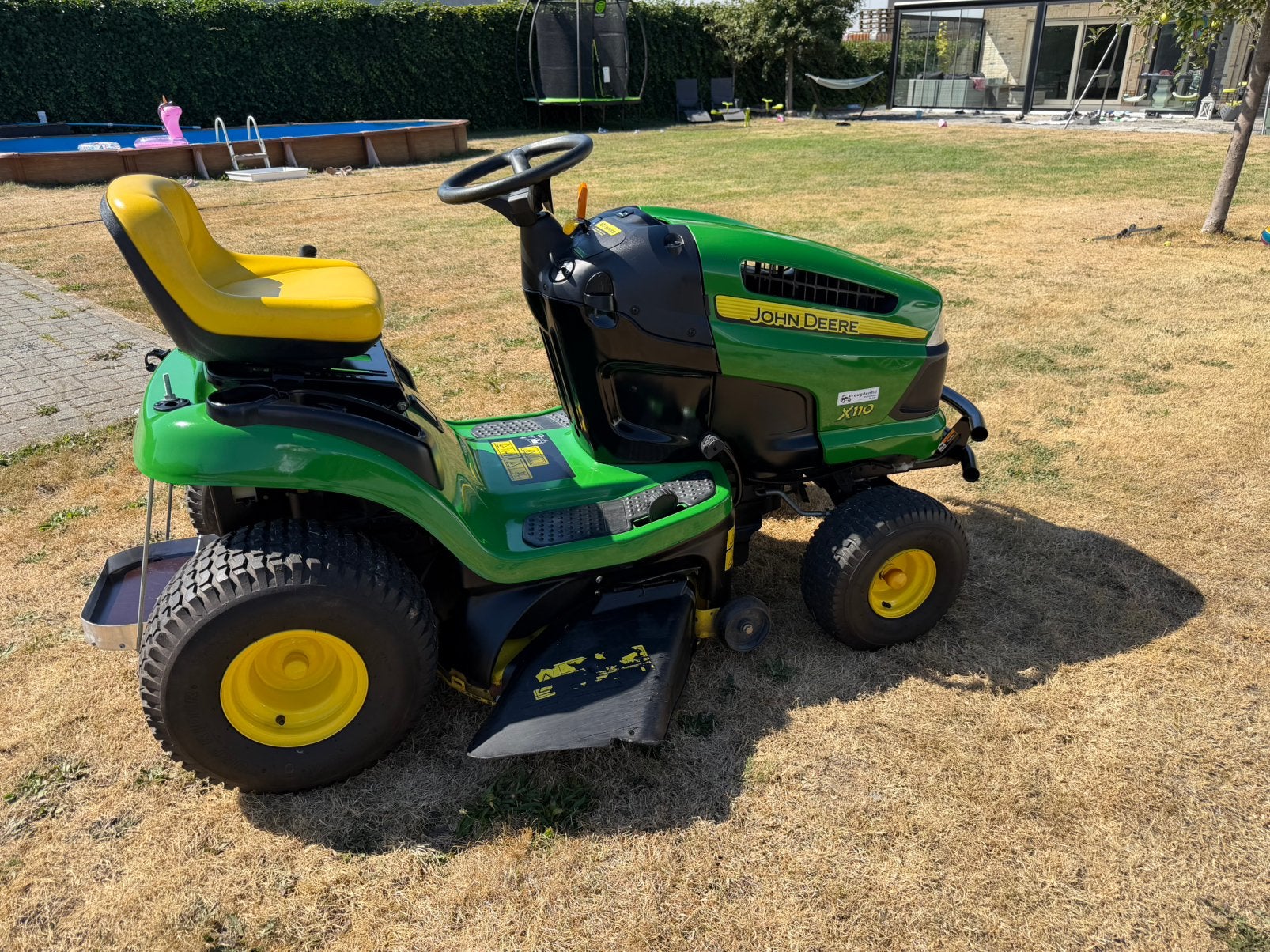 John Deere X110 18,5pk zitmaaier 140 uren, Ophalen, Zo goed als nieuw, Elektrische starter, 90 tot 120 cm