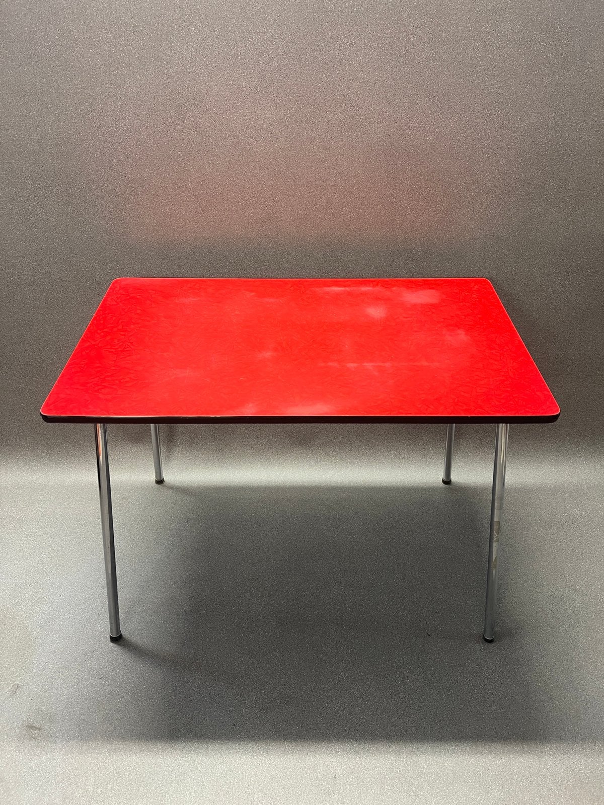 Table vintage Formica rouge – rétro 60/70 – Pieds chromés, Maison & Meubles, Tables | Tables d'appoint, Comme neuf, Enlèvement