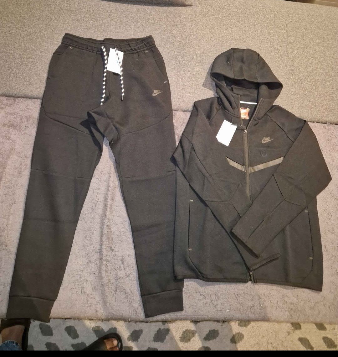 Nike tech ( gris, noir, crème) disponible toutes les tailles