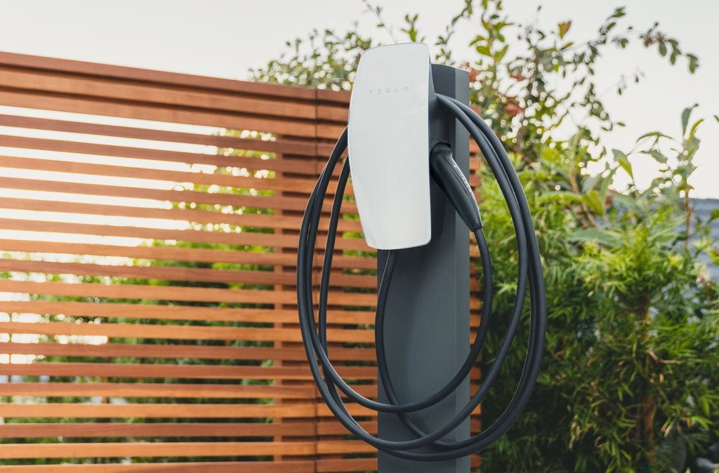 Tesla Laadpaal zwart en wit voorplaatje en voetstuk, Autos : Divers, Bornes de recharge, Enlèvement, Comme neuf, Borne de recharge et Câble de charge