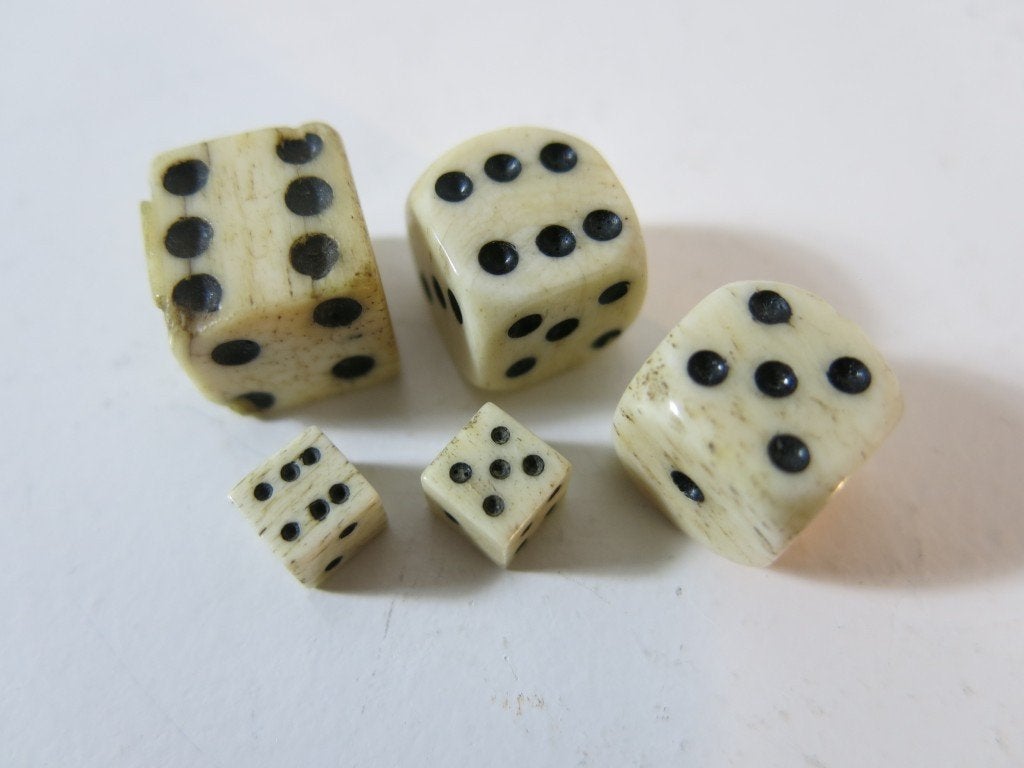antieke handgesneden dobbelstenen van bot (18e/19e eeuw), Ophalen of Verzenden