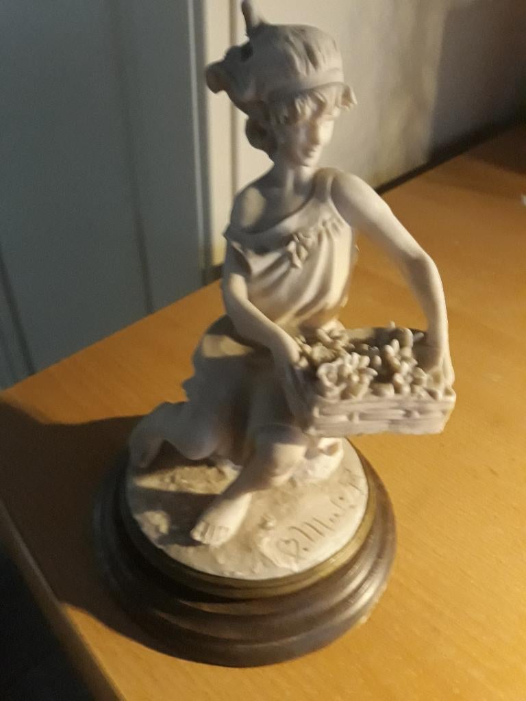 beeld op sokkel A. Belcari, Antiek en Kunst, Ophalen of Verzenden