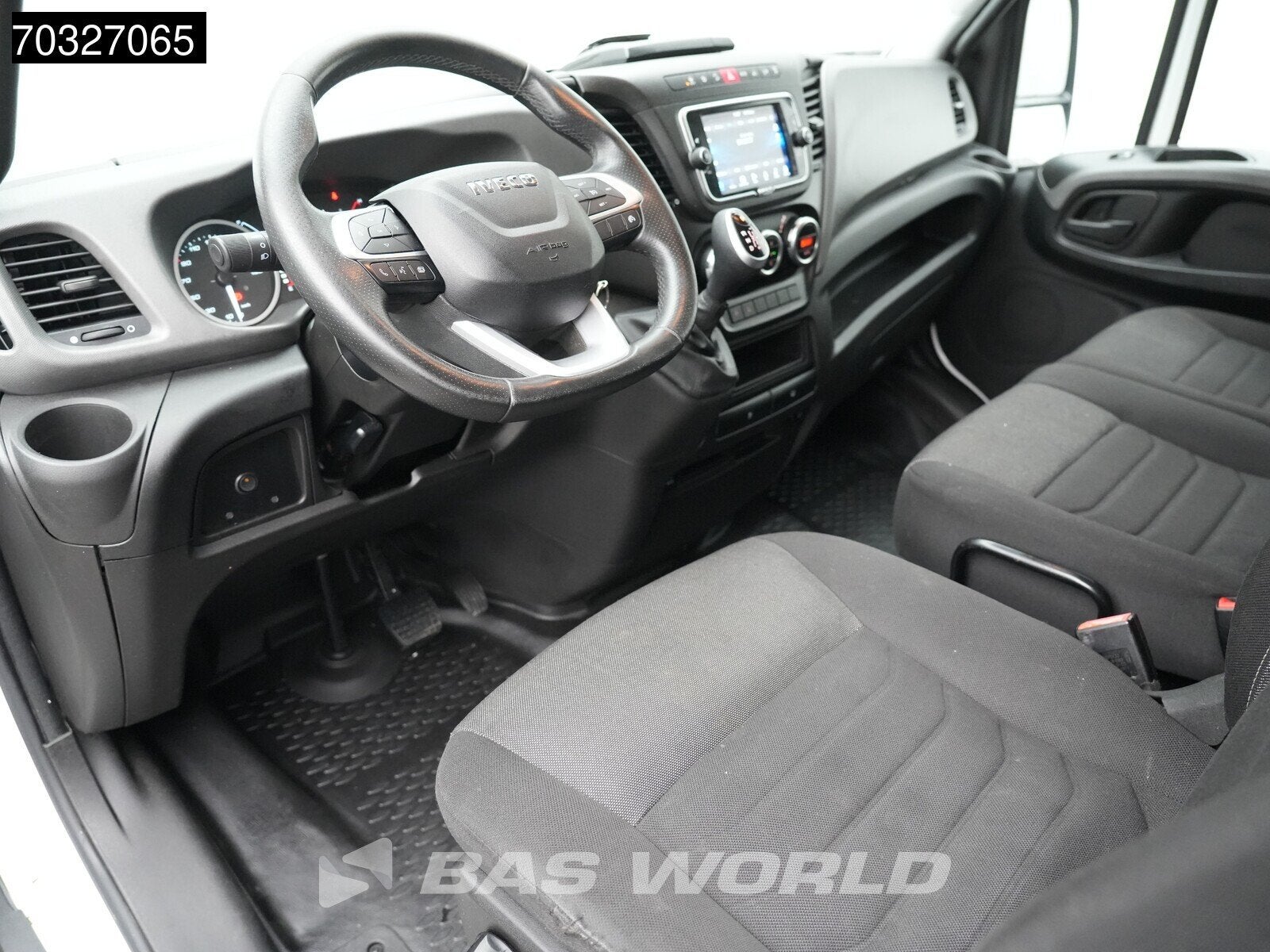 Iveco Daily 35S18 3.0L Automaat 180PK 3,5t Trekhaak L2H2 LED, Auto's, Bestelwagens en Lichte vracht, Automaat, Stof, Gebruikt