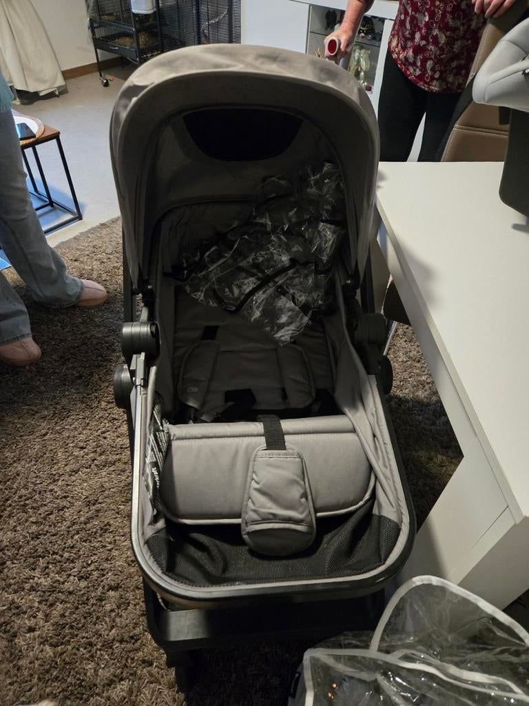 Poussette Kinderkraft + cosy siège auto + base voiture + hab