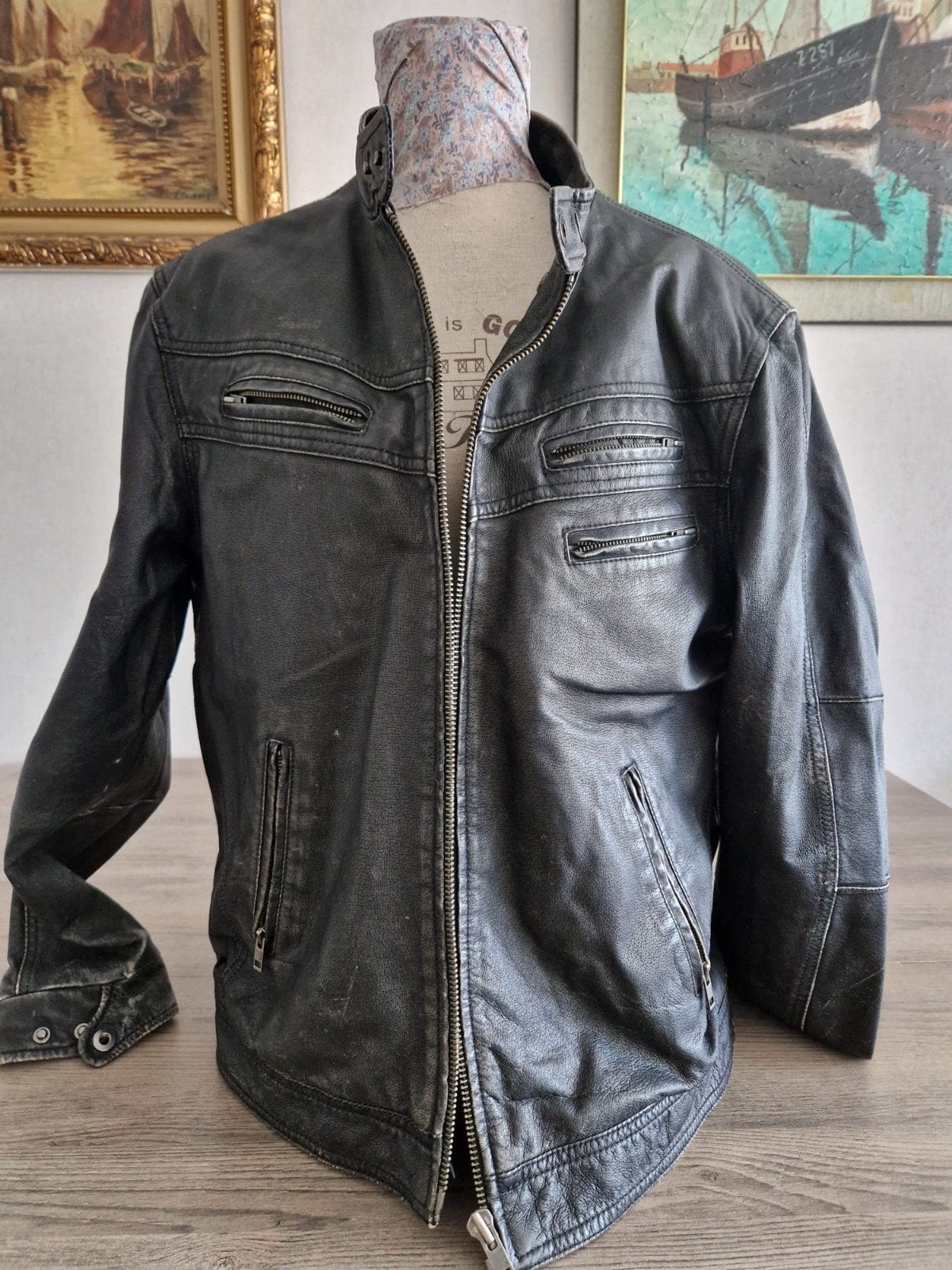 Lederen vest, Ophalen