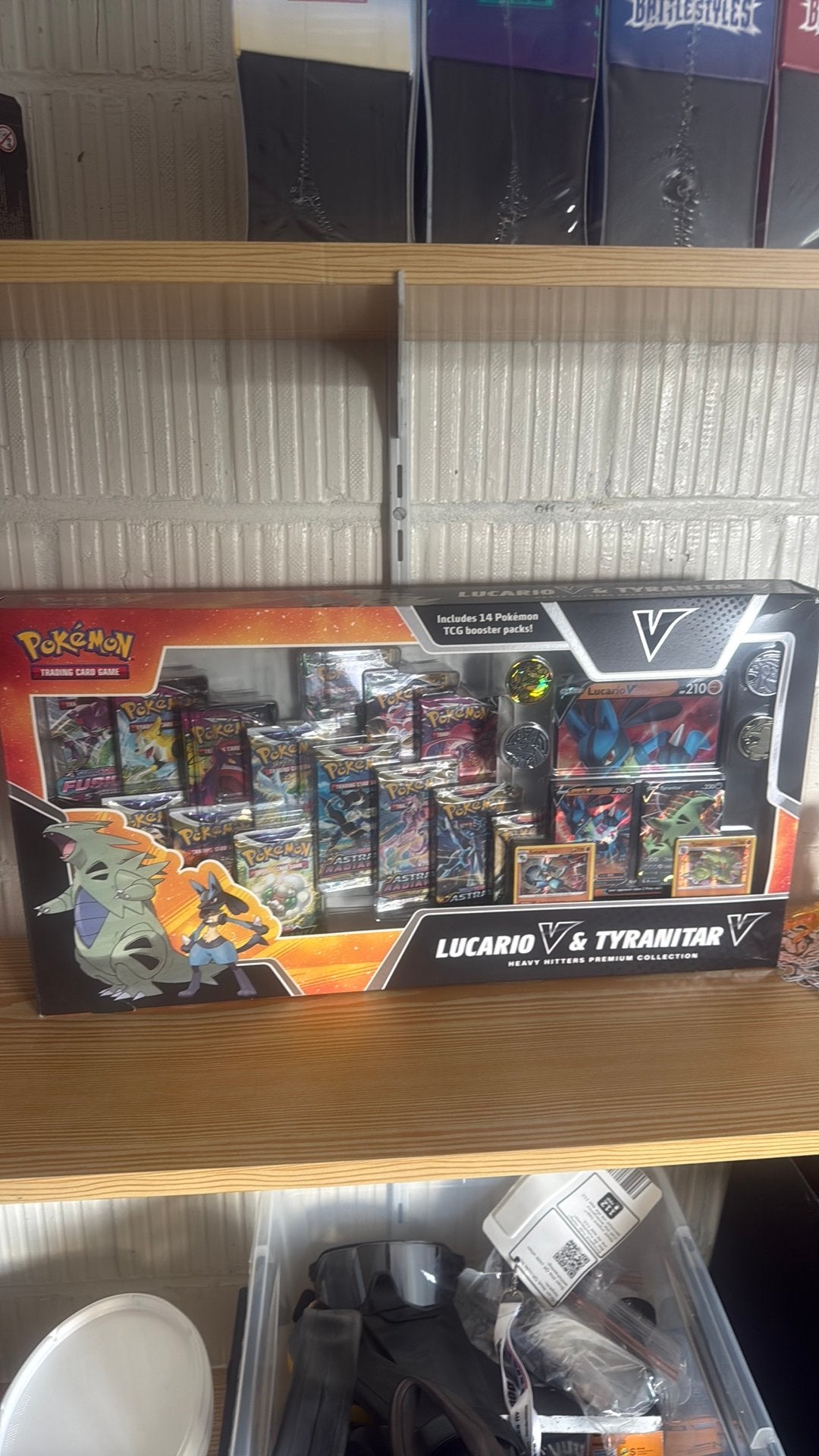 Lucario V & Tyranitar V heavy hitters premium collection box, Ophalen, Zo goed als nieuw