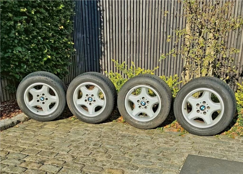 Très bons pneus 225/55-16 originales BMW, Autos : Pièces & Accessoires, Pneus et Jantes, 16 pouces, Pneus été, Enlèvement