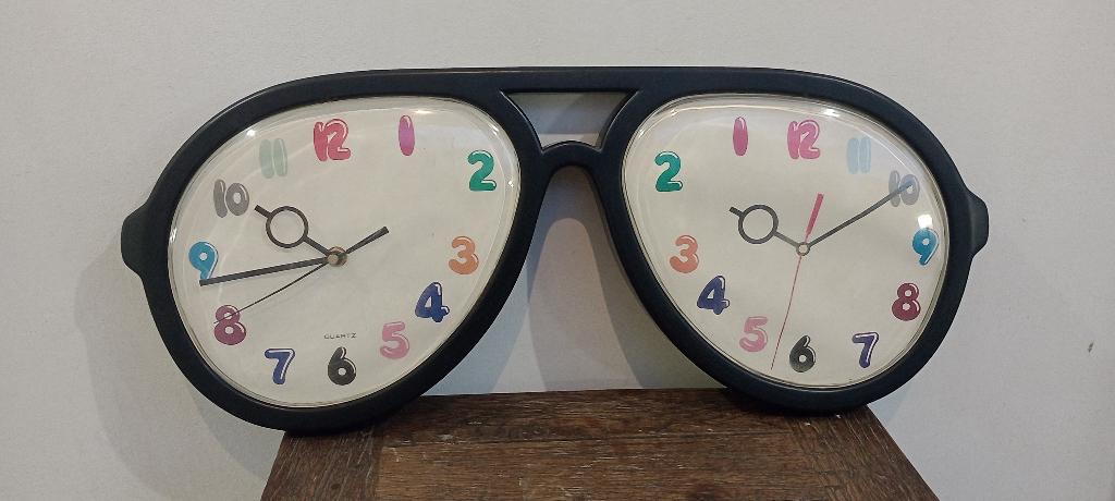 Wandklok met brillendesign - retrostijl, Ophalen of Verzenden, Gebruikt, Analoog, Wandklok