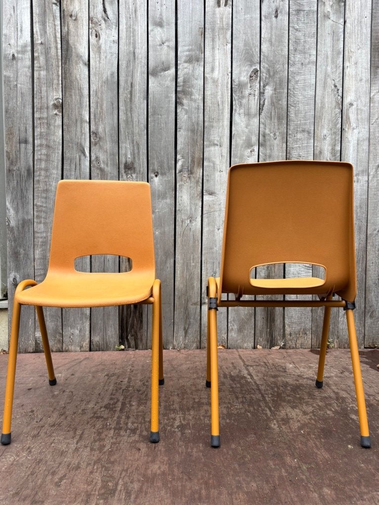 Chaise Oker Polly | 22 en stock, Maison & Meubles, Neuf, Enlèvement ou Envoi, Autres couleurs, Stapelbaar Design met Warme Retro Uitstraling