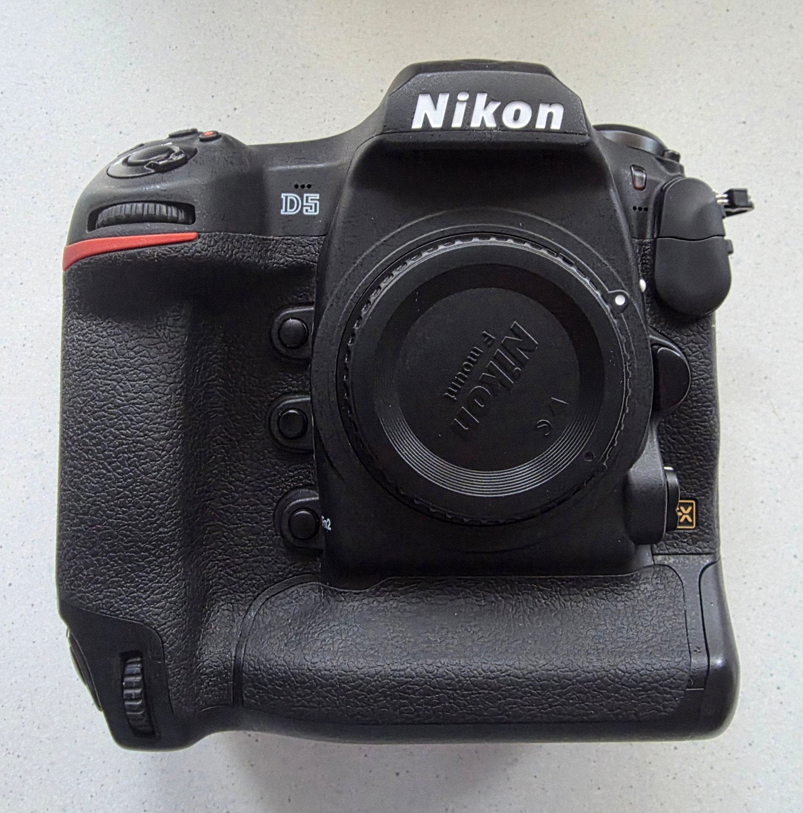 Nikon D5 Body met geheugenkaart, TV, Hi-fi & Vidéo, Écran tactile, Enlèvement ou Envoi, Sangle de transport, Nikon