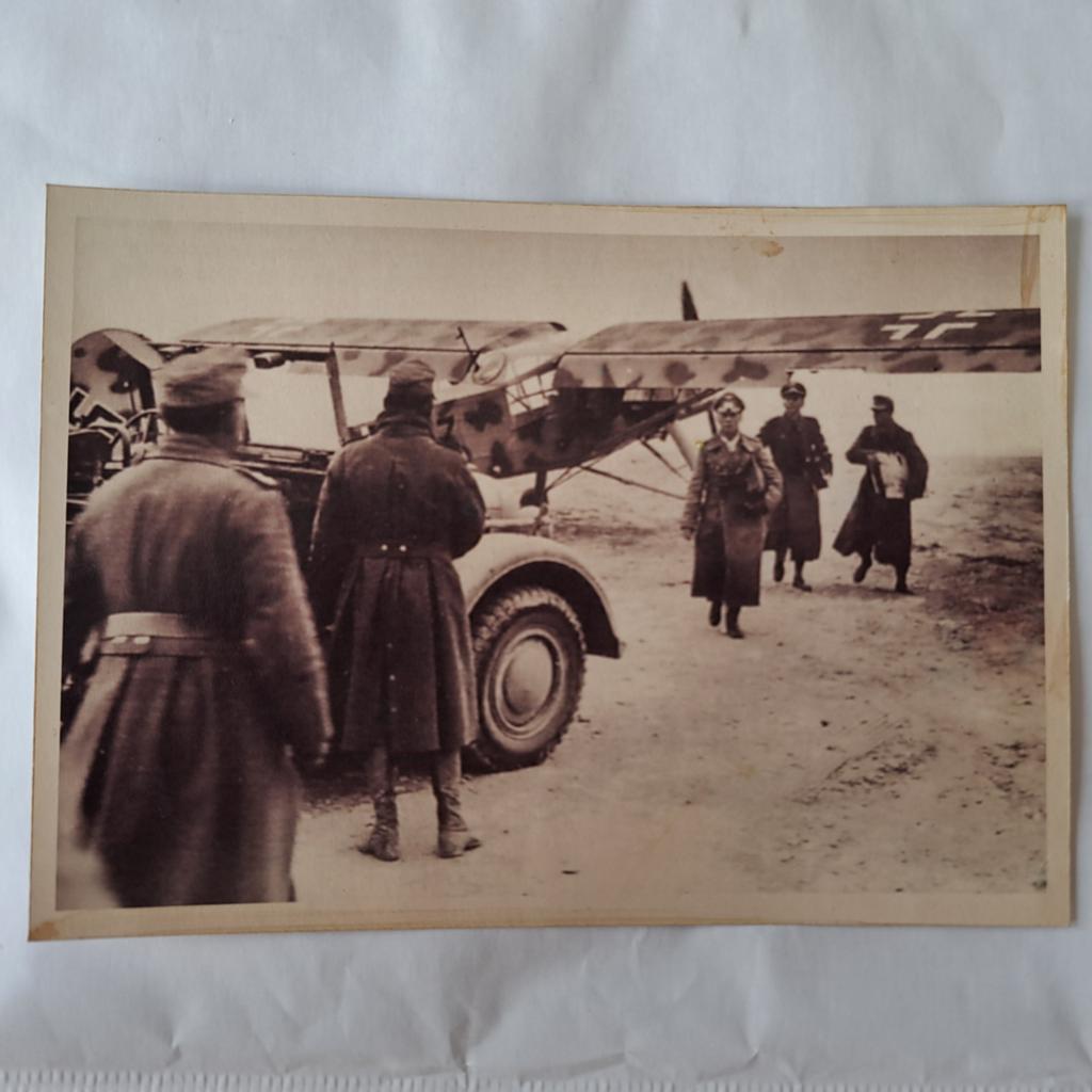 Historische WO2 persfoto – Erwin Rommel bij Fieseler Storch, Verzamelen, Militaria | Tweede Wereldoorlog, Ophalen of Verzenden