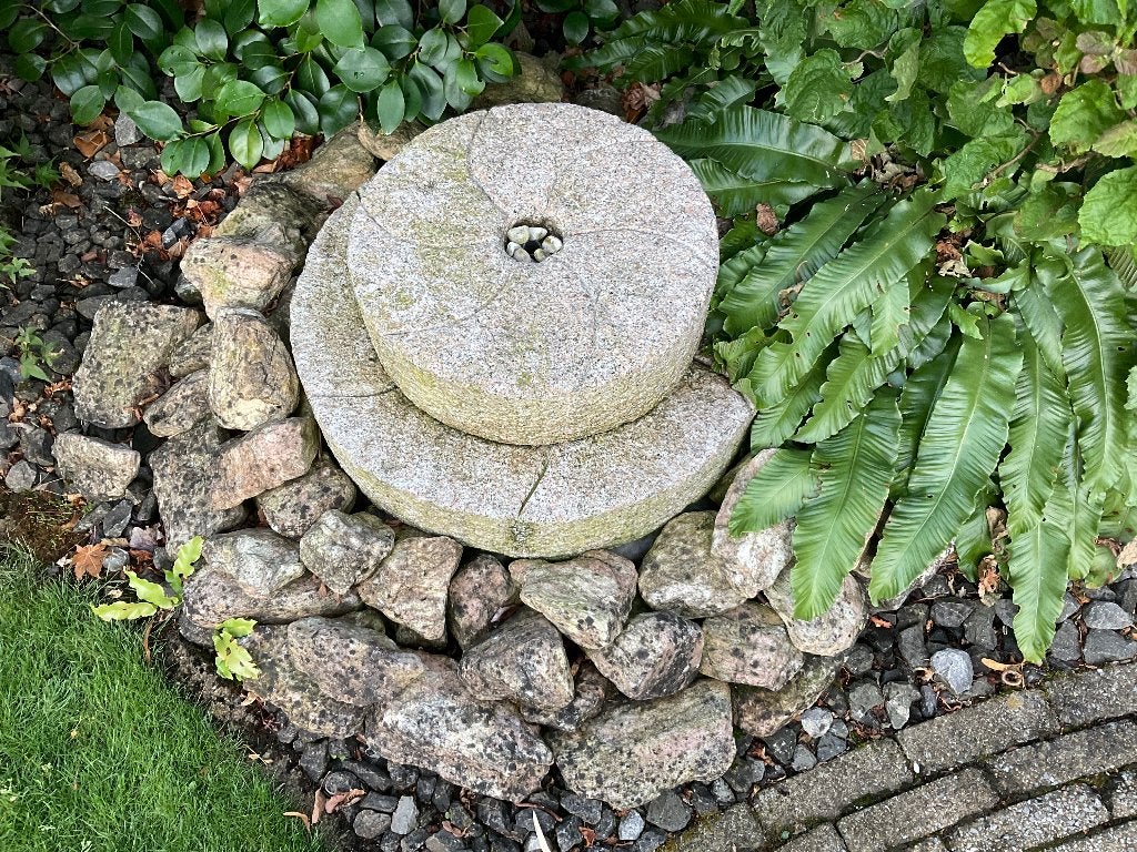 Molenstenen waterpartij, Ophalen, Gebruikt, Graniet, Waterornament