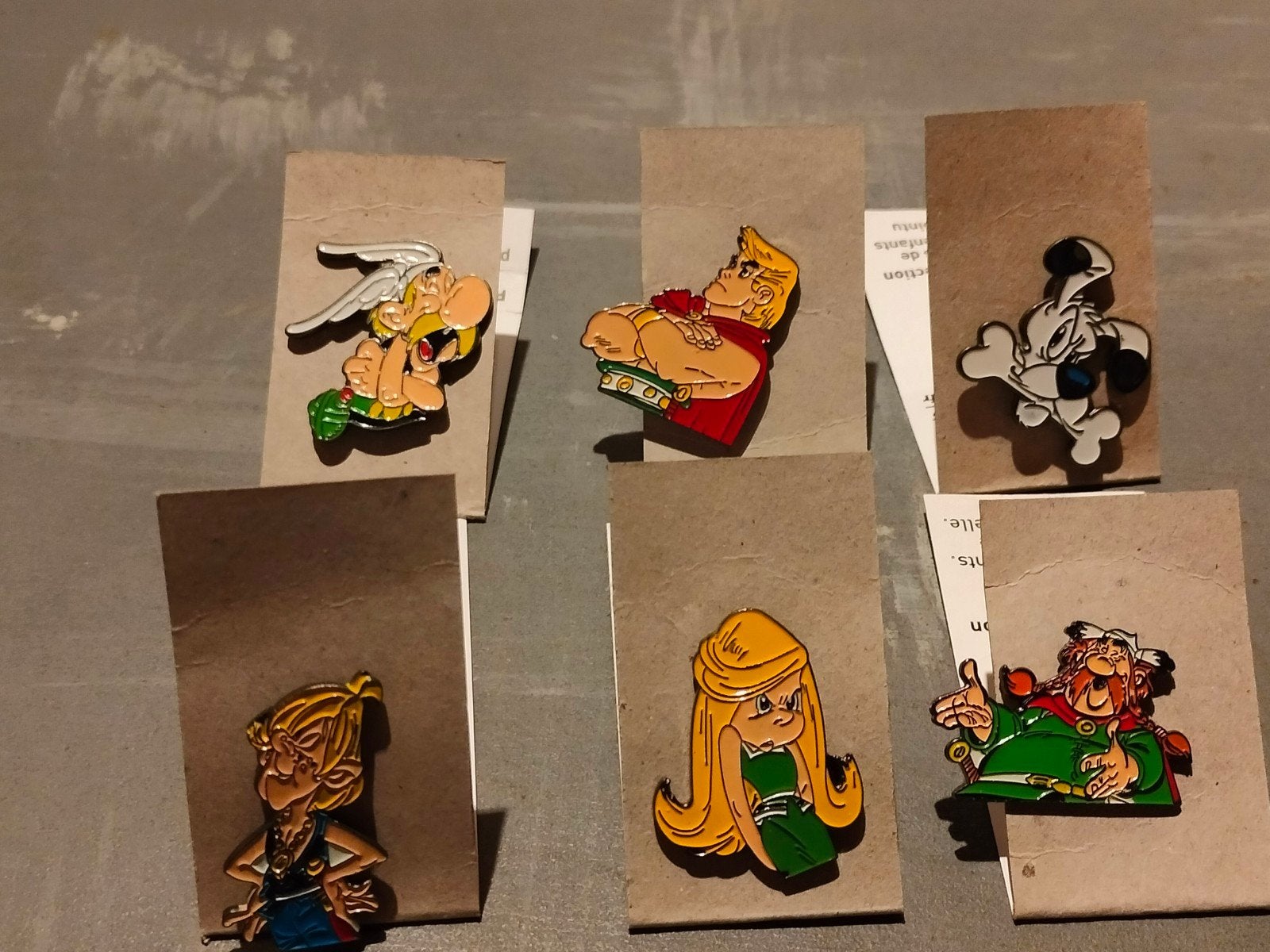 Lot de 24 pins Astérix des éditions Atlas, Verzamelen, Ophalen of Verzenden, Nieuw, Overige onderwerpen, Speldje of Pin