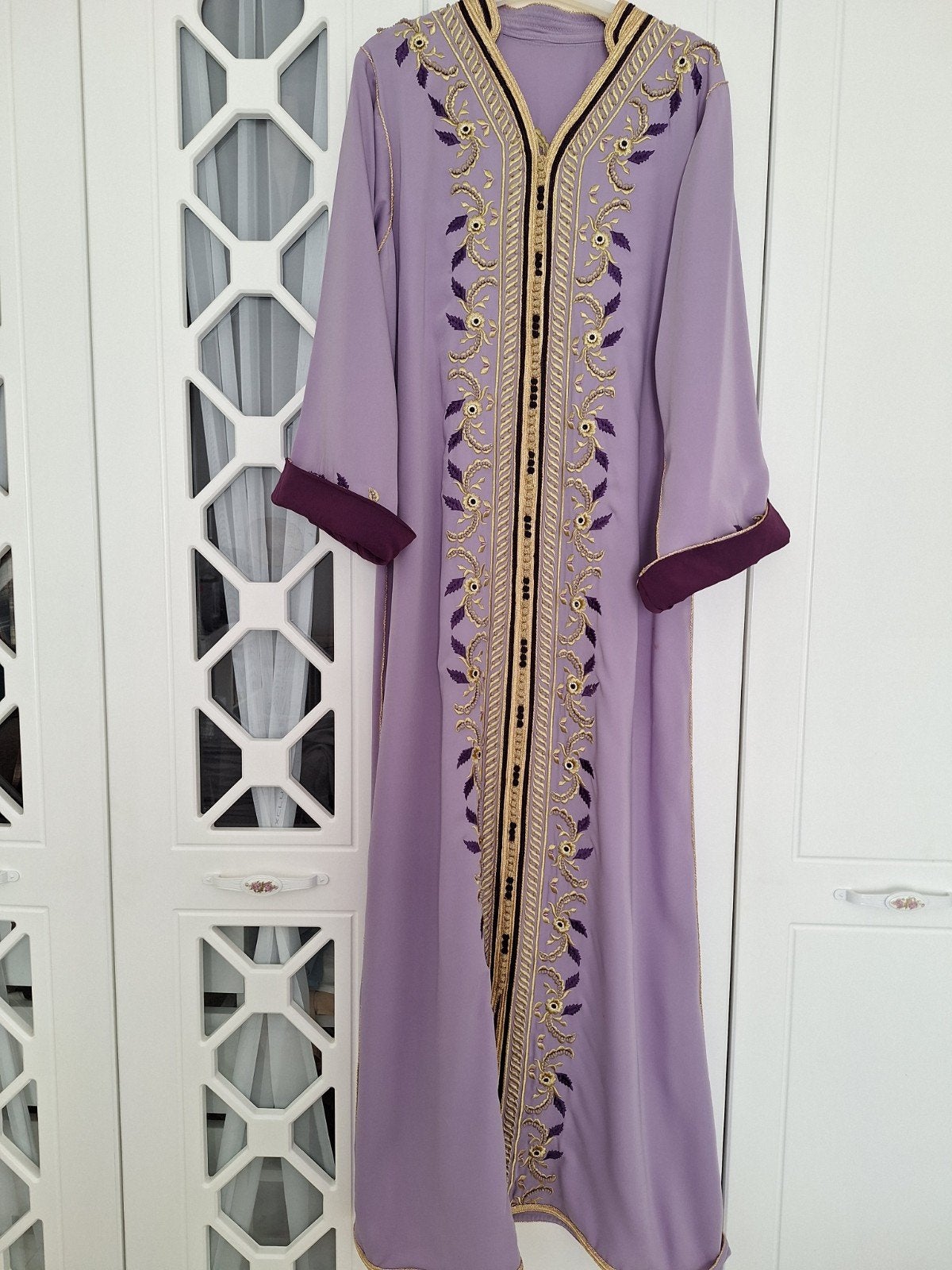 kaftan mauve lila, Enlèvement