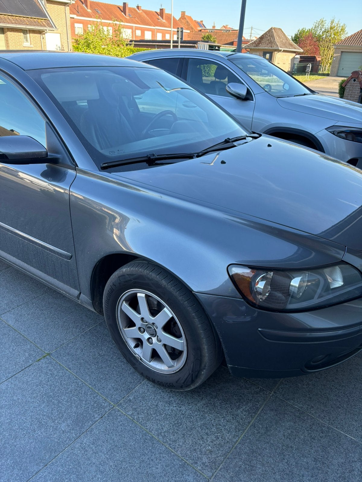 La couleur est gris foncé. Volvo S40. D'ici 2004., Achat, Entreprise, S40, Gris