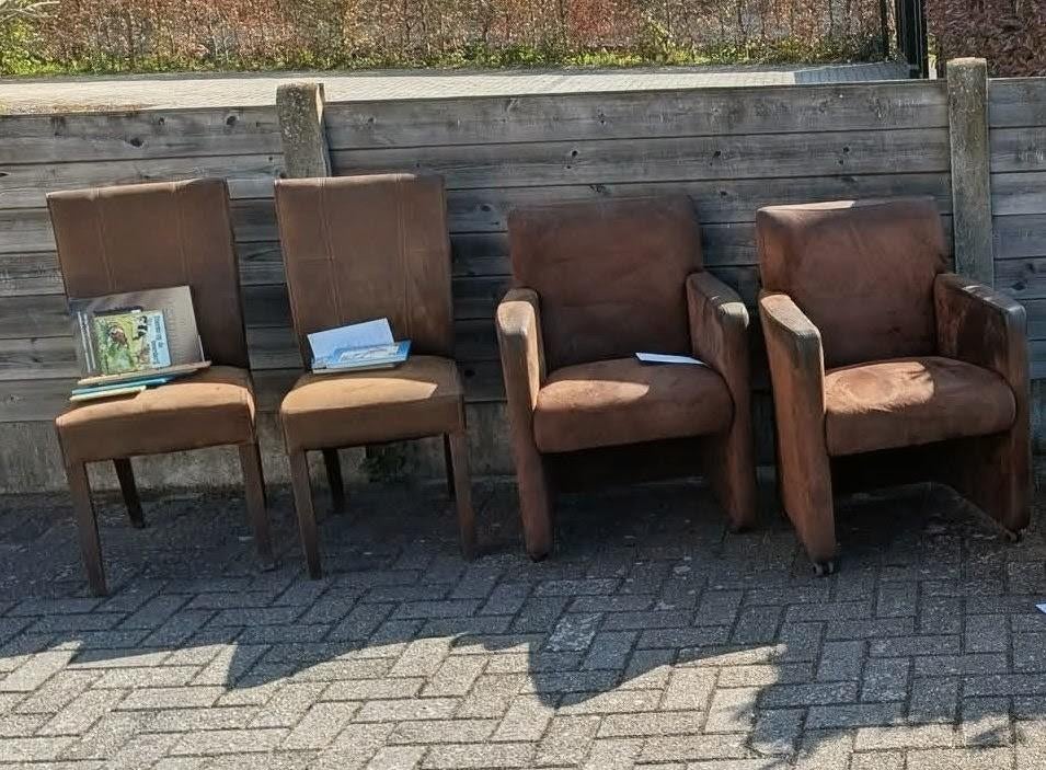 Gratis stoelen, enkel de 2 met wieltjes nog beschikbaar, Huis en Inrichting, Ophalen
