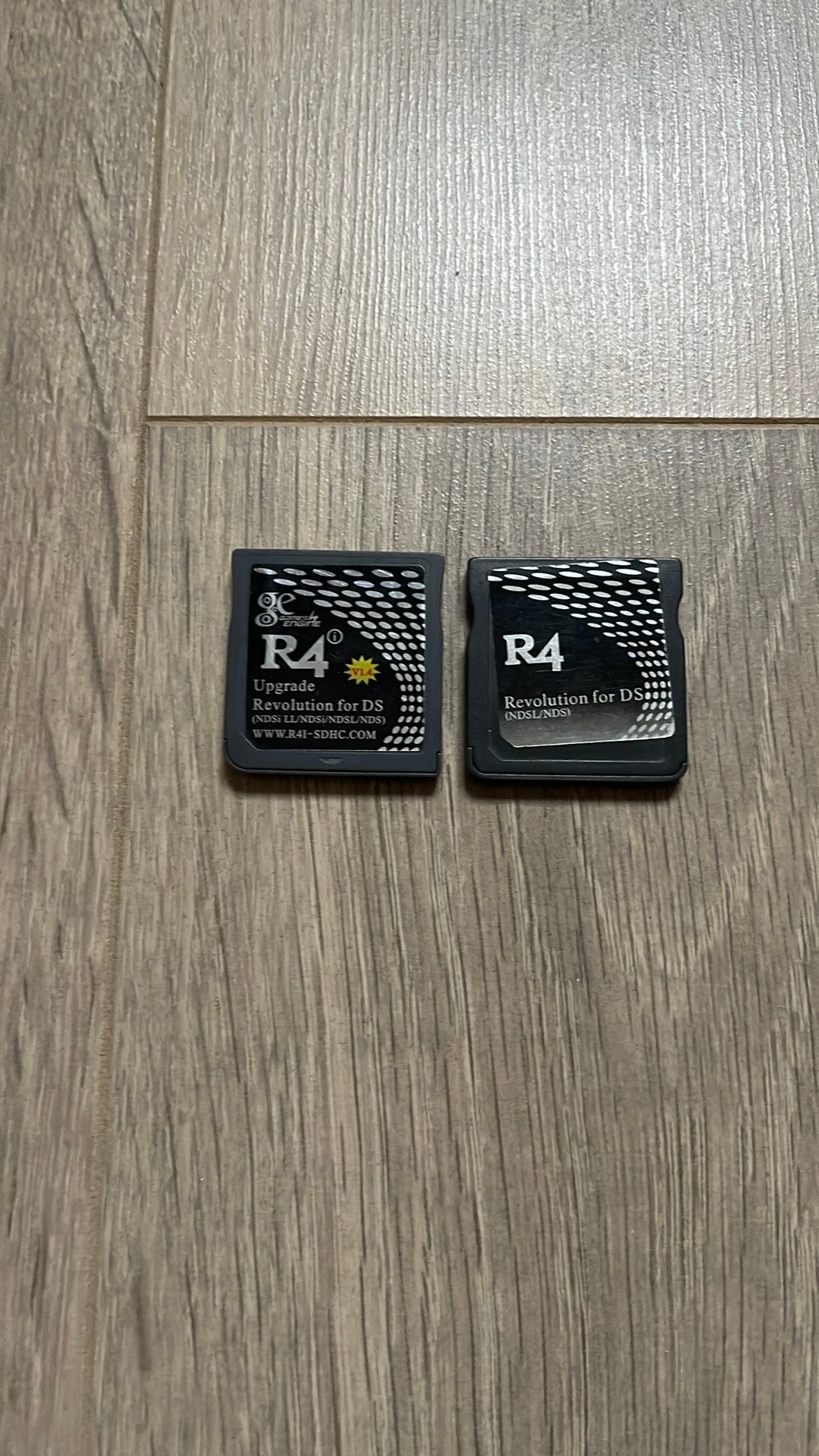 2x R4 Flashkaart voor Nintendo DS / DS Lite (Set), Consoles de jeu & Jeux vidéo, Enlèvement ou Envoi, Utilisé, Musique