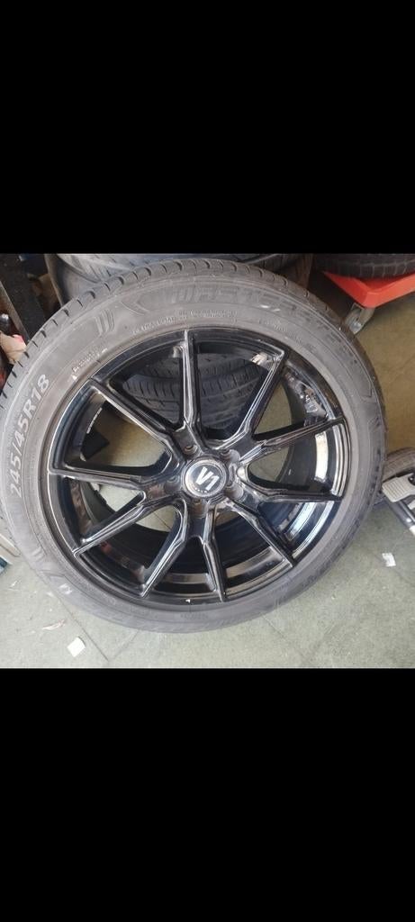 Propere set V1 wheels, Auto-onderdelen, Banden en Velgen, Ophalen, Band(en)