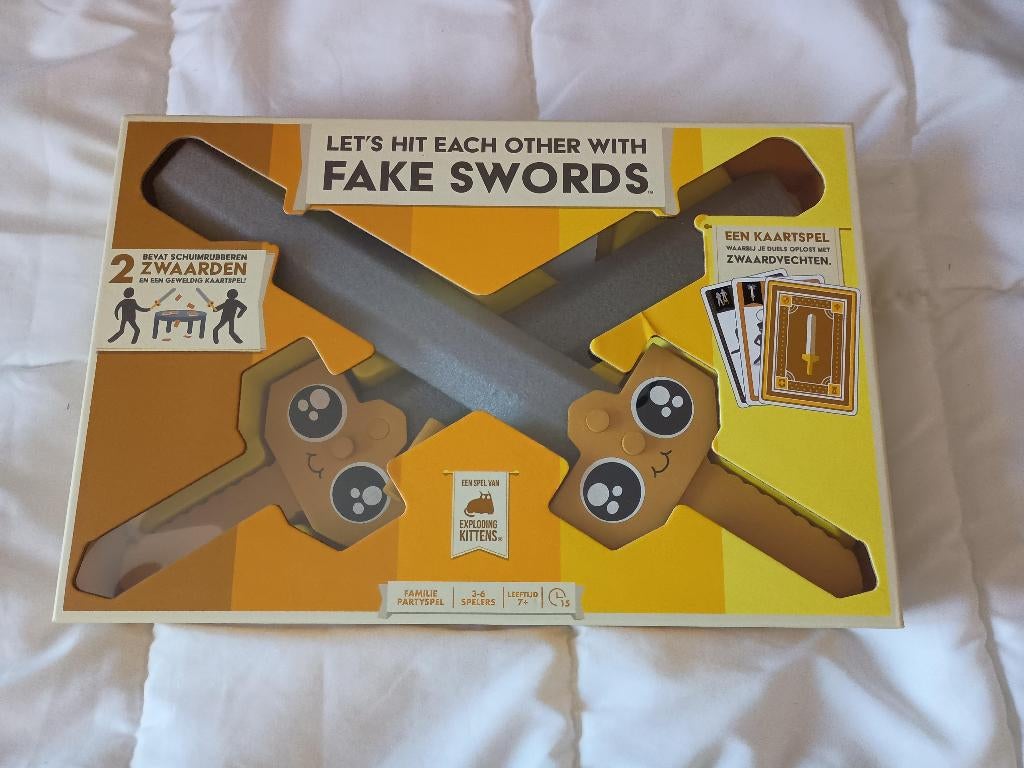 Gezelschapspel - Let's hit each other with Fake Swords, Vijf spelers of meer, Ophalen, Zo goed als nieuw, Exploding Kittens