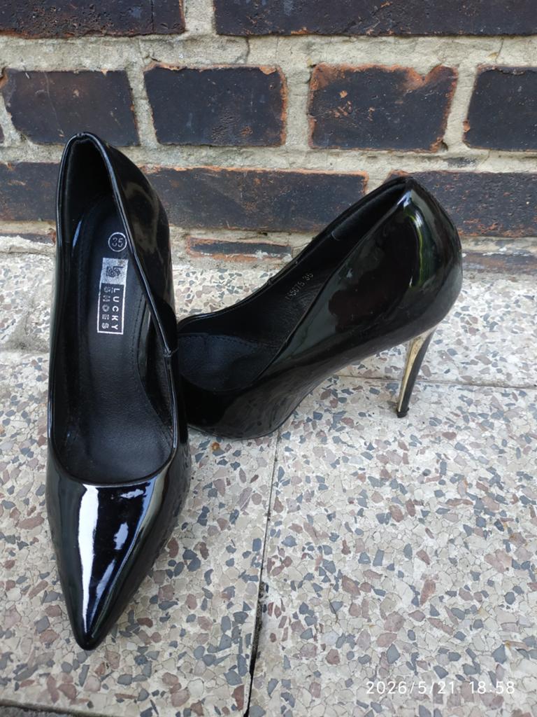 Zwarte lak lederen stilletos, maat 35, Kleding | Dames, Zwart, Overige typen, Lucky Shoes, Ophalen of Verzenden