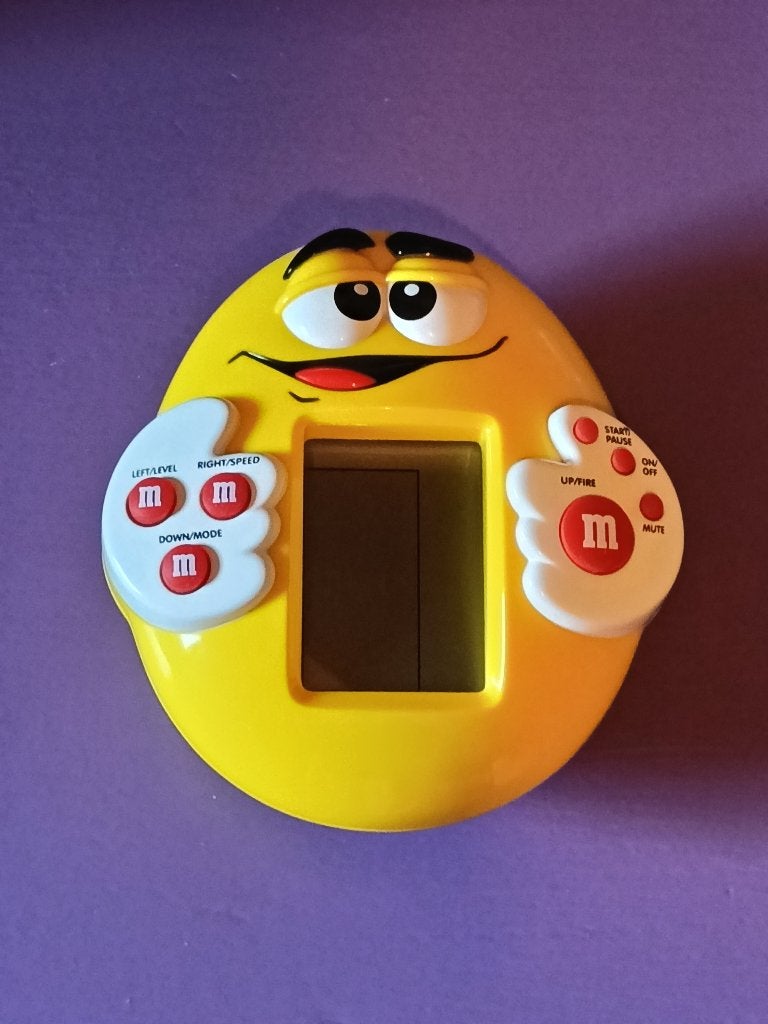 Vintage spelcomputer van M&M's (geel), Ophalen of Verzenden, Gebruikt, Gebruiksvoorwerp