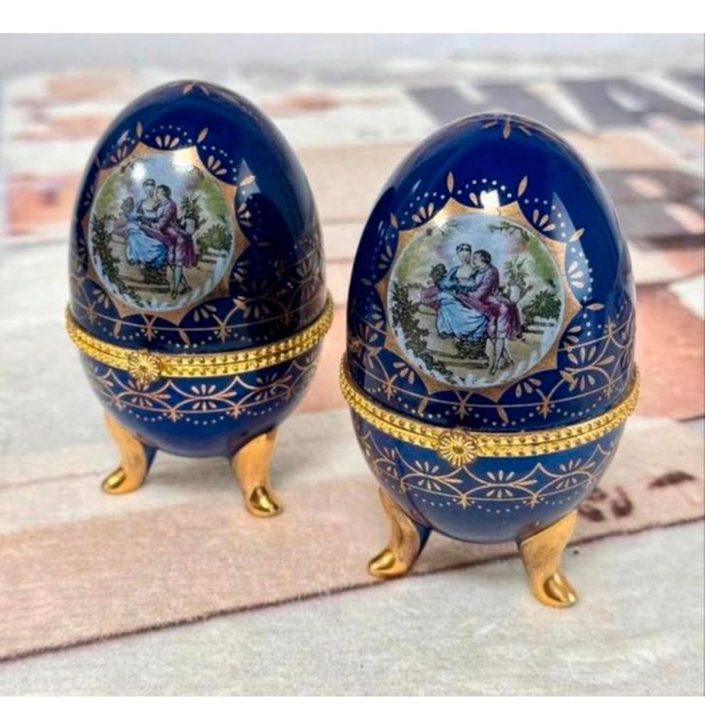 2 œufs de Fabergé en porcelaine ancienne bleu cobalt, signés, Antiquités & Art, Curiosités & Brocante, Enlèvement ou Envoi