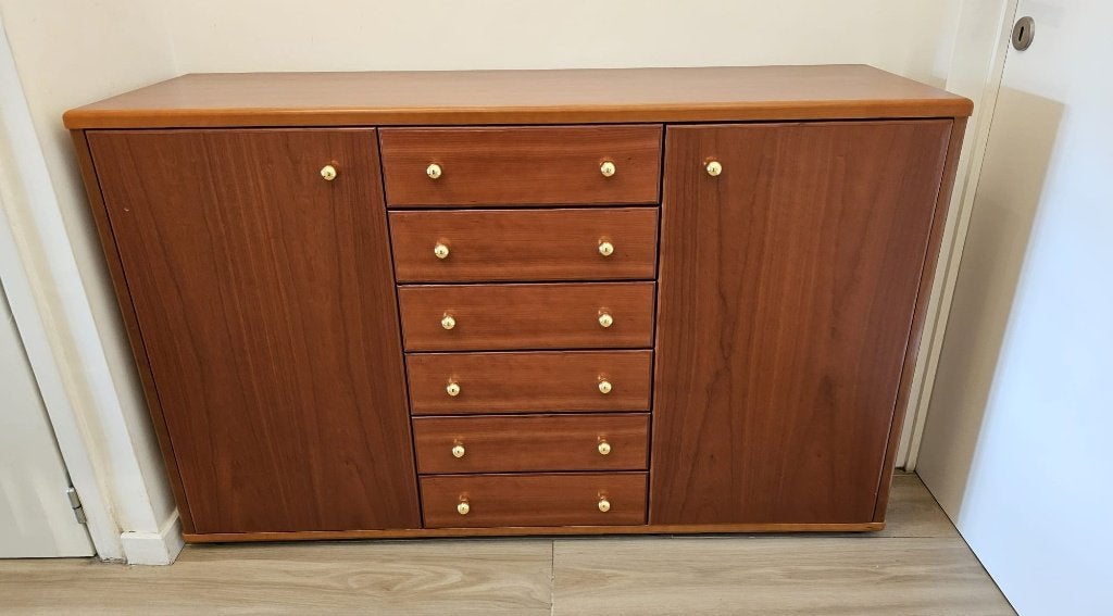Buffet finition merisier avec 6 tiroirs et 2 portes – 135 cm, Maison & Meubles, Enlèvement ou Envoi, Comme neuf