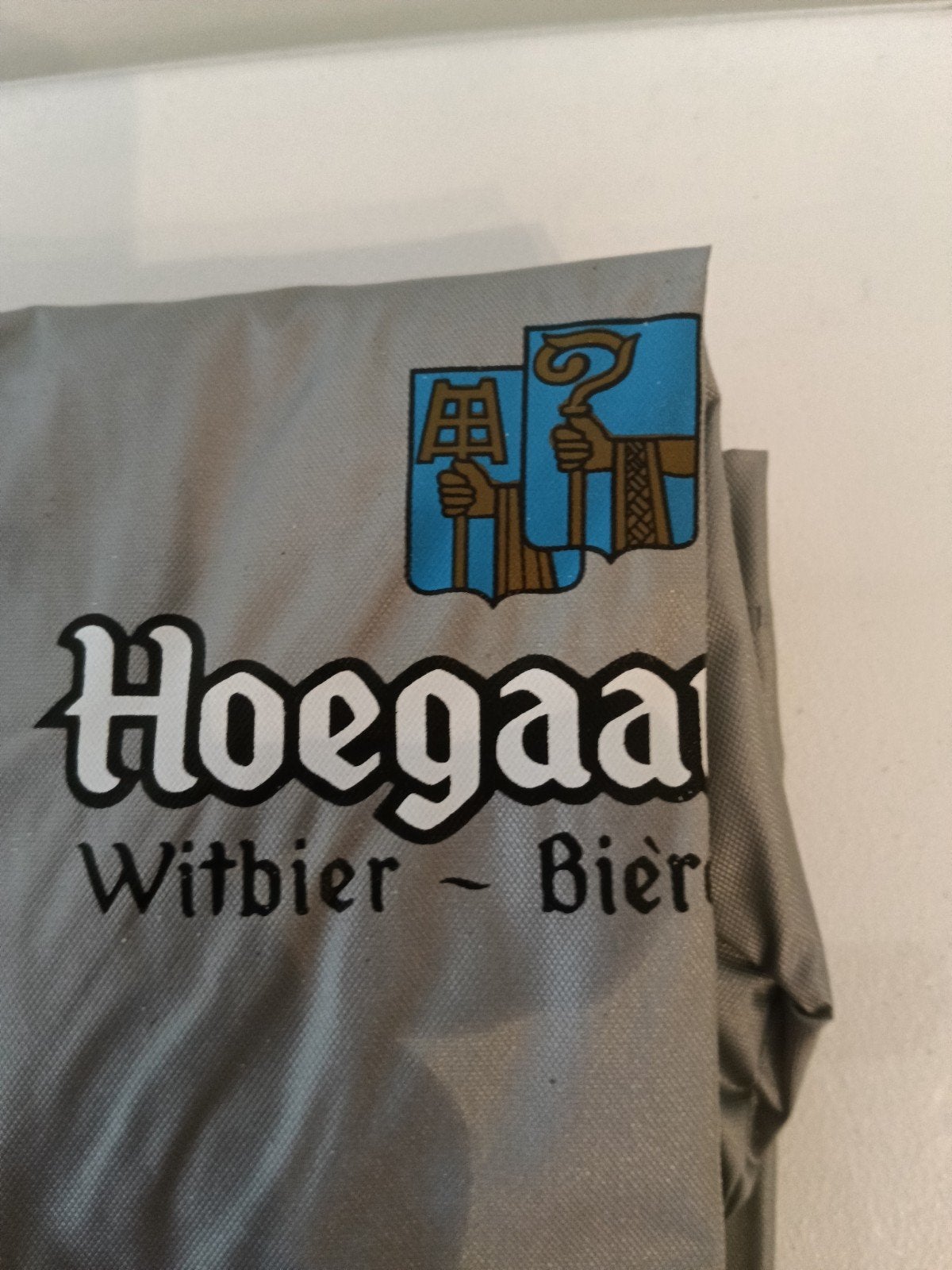 Nieuwe regenjas Hoegaarden. 1 maat. met kap en zakken., Caravans en Kamperen, Regenkleding, Ophalen, Regenjas