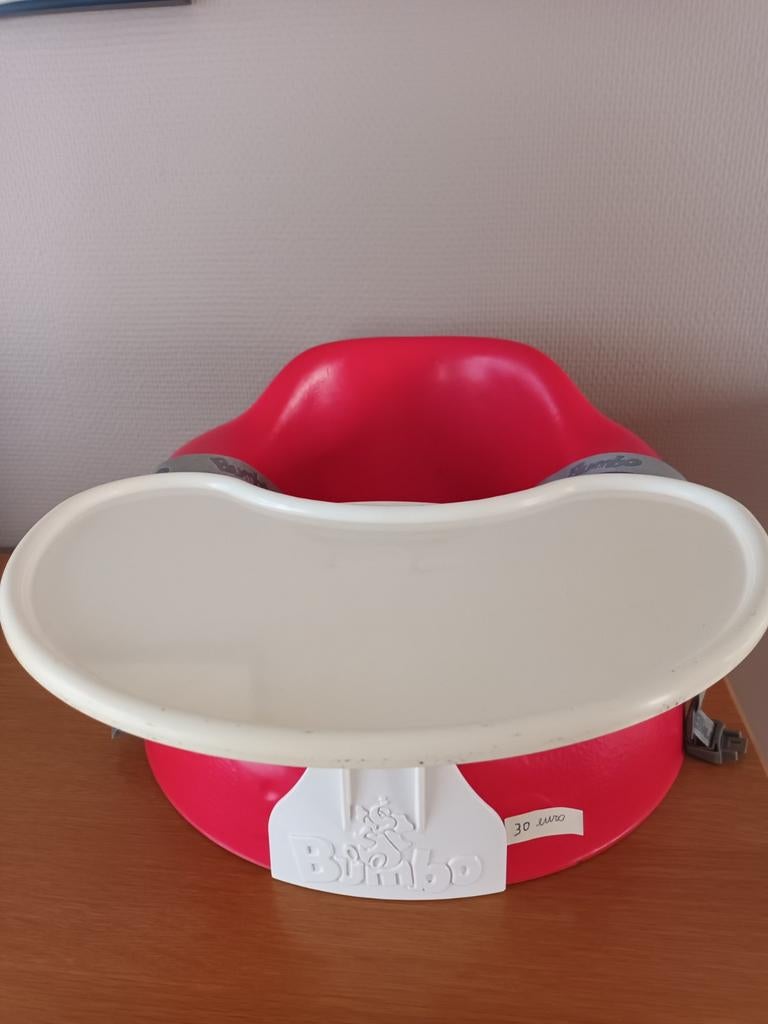 Bumbo zitje met tafelje is als nieuw te koop voor 22euro ., Ophalen