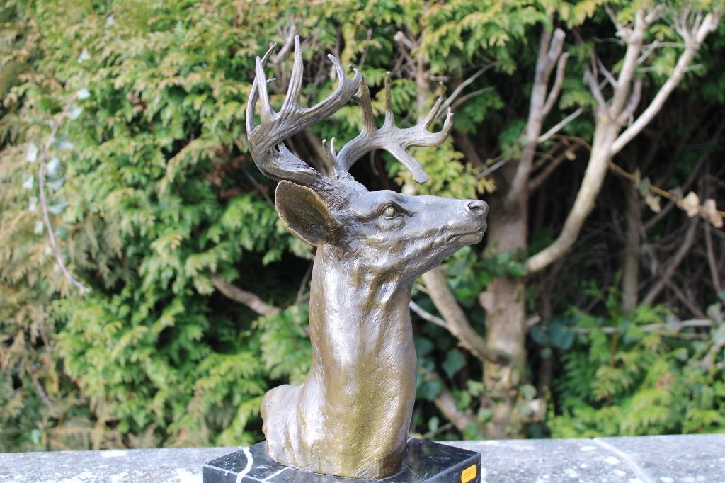bronzen buste van een hert op gesigneerde sokkel, MILO..., Antiek en Kunst, Ophalen of Verzenden, Brons