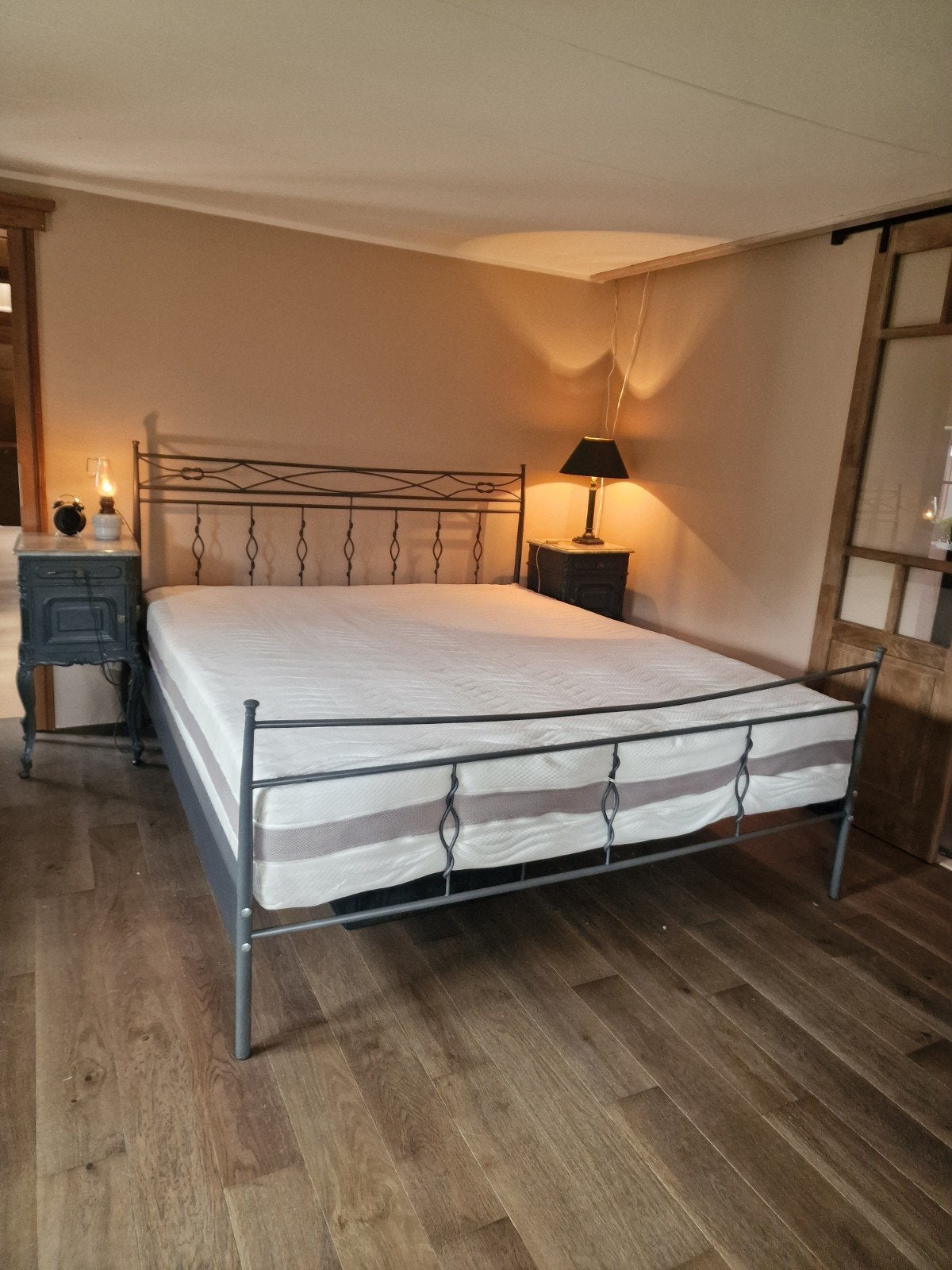 Grand lit 180x200 cm + Matelas déhoussable, Gris, Enlèvement, 180 cm, 200 cm