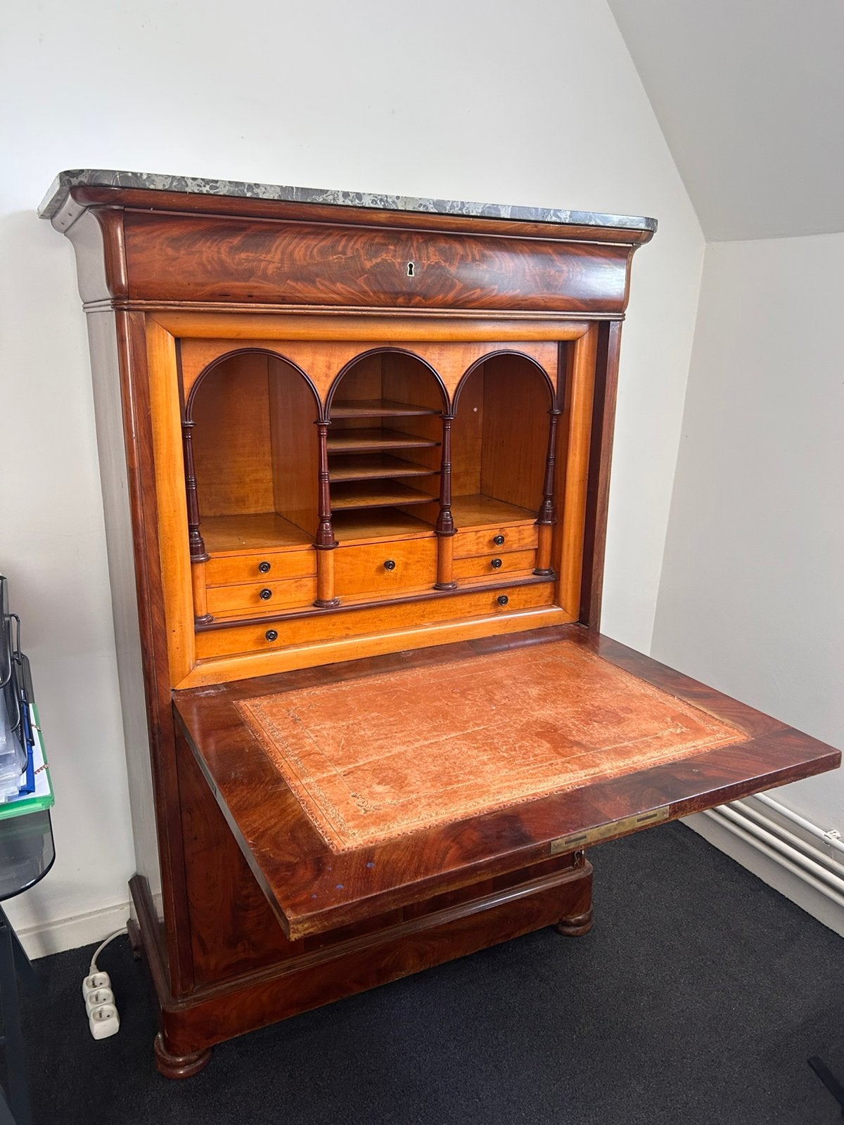 Magnifique secrétaire Louis-Philippe en acajou flammé, Enlèvement, Utilisé, Louis-Philippe en acajou flammé – XIXᵉ siècle