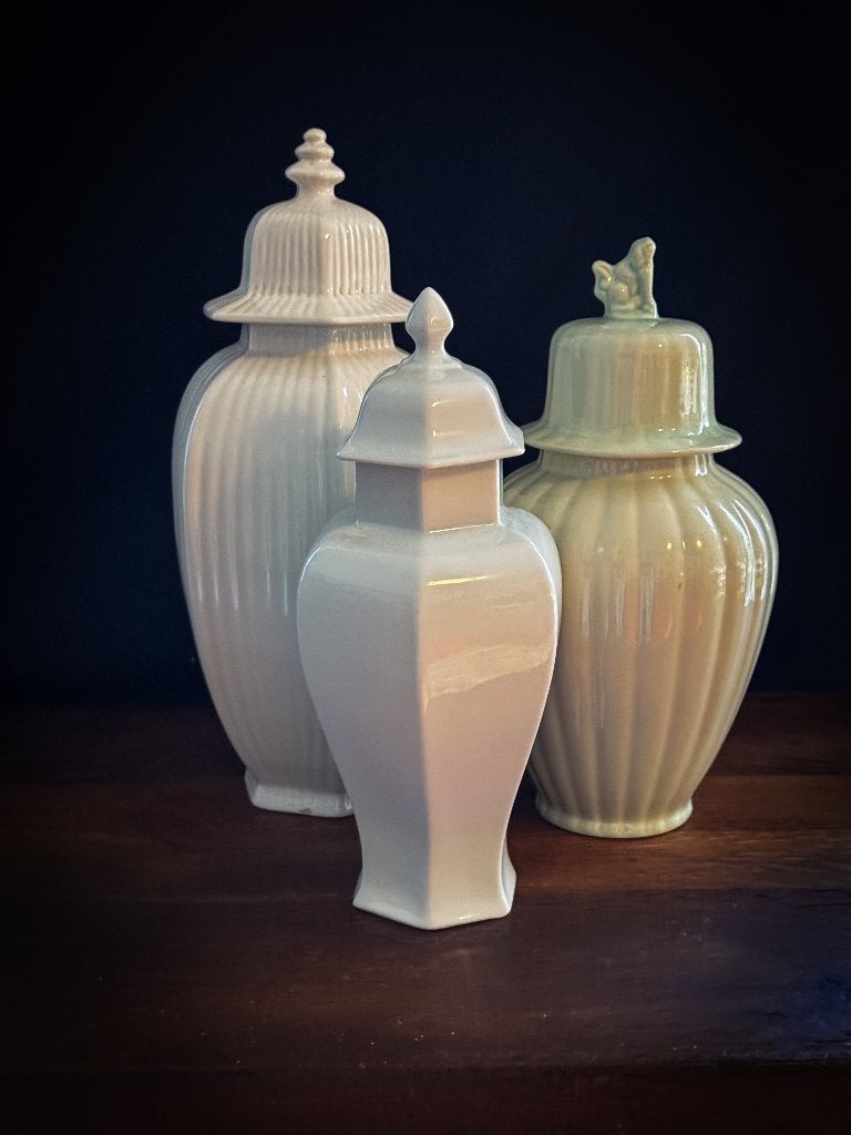 Ensemble de trois potiches décoratives en céramique blanche, Enlèvement
