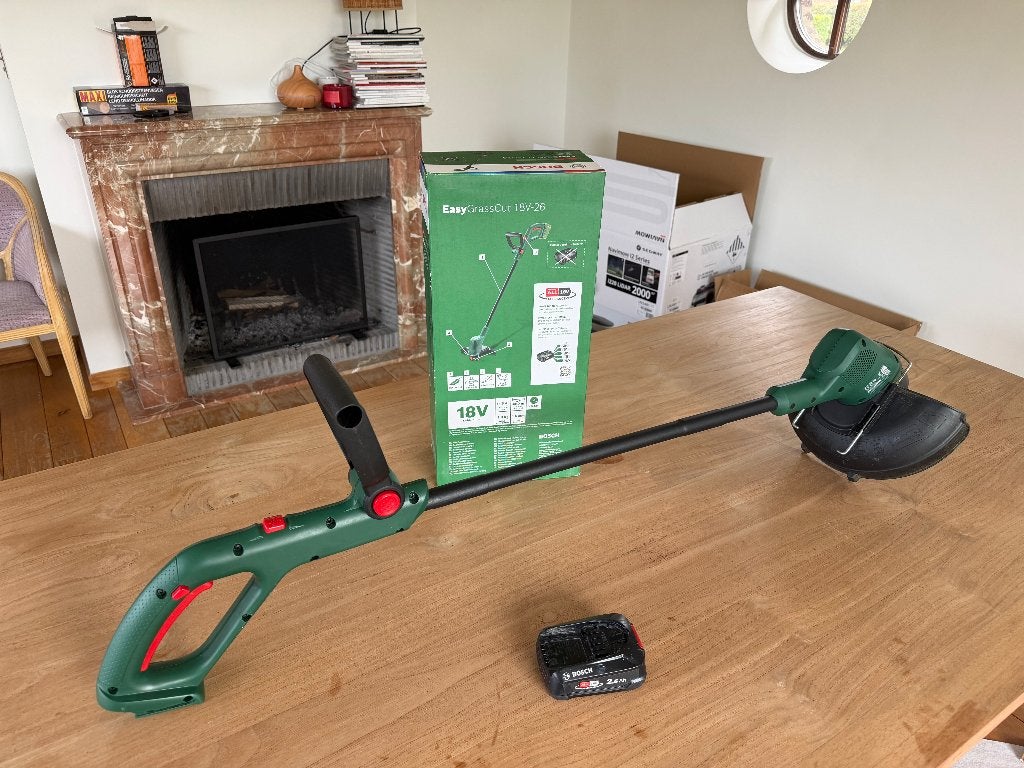 BOSCH Coupe-bordures + batterie 100€  49€ ! Départ USA, Enlèvement, Comme neuf, Batterie
