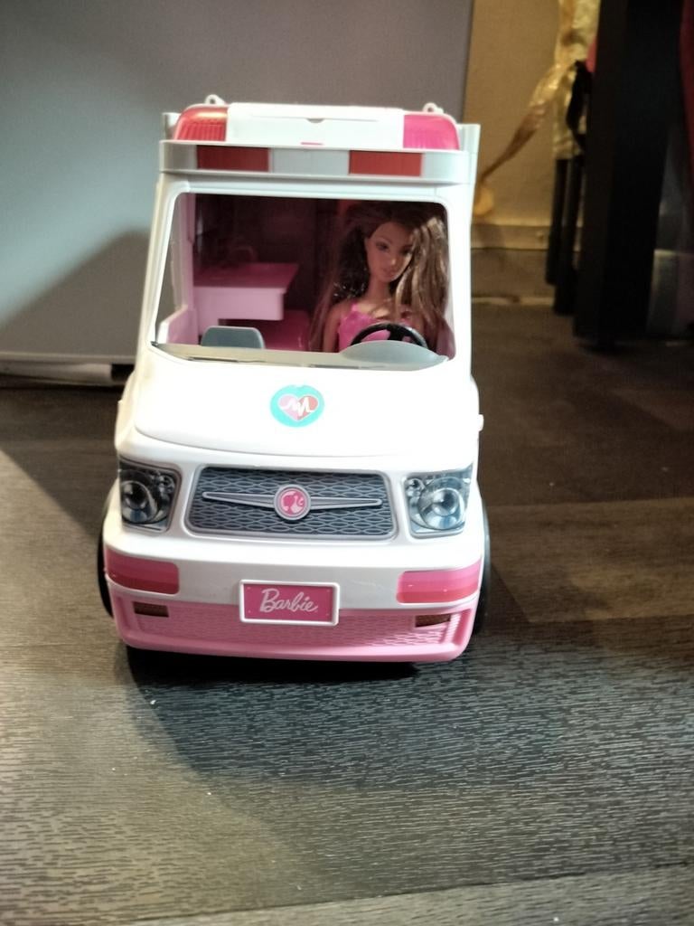 Ambulance Barbie+ une Barbie
