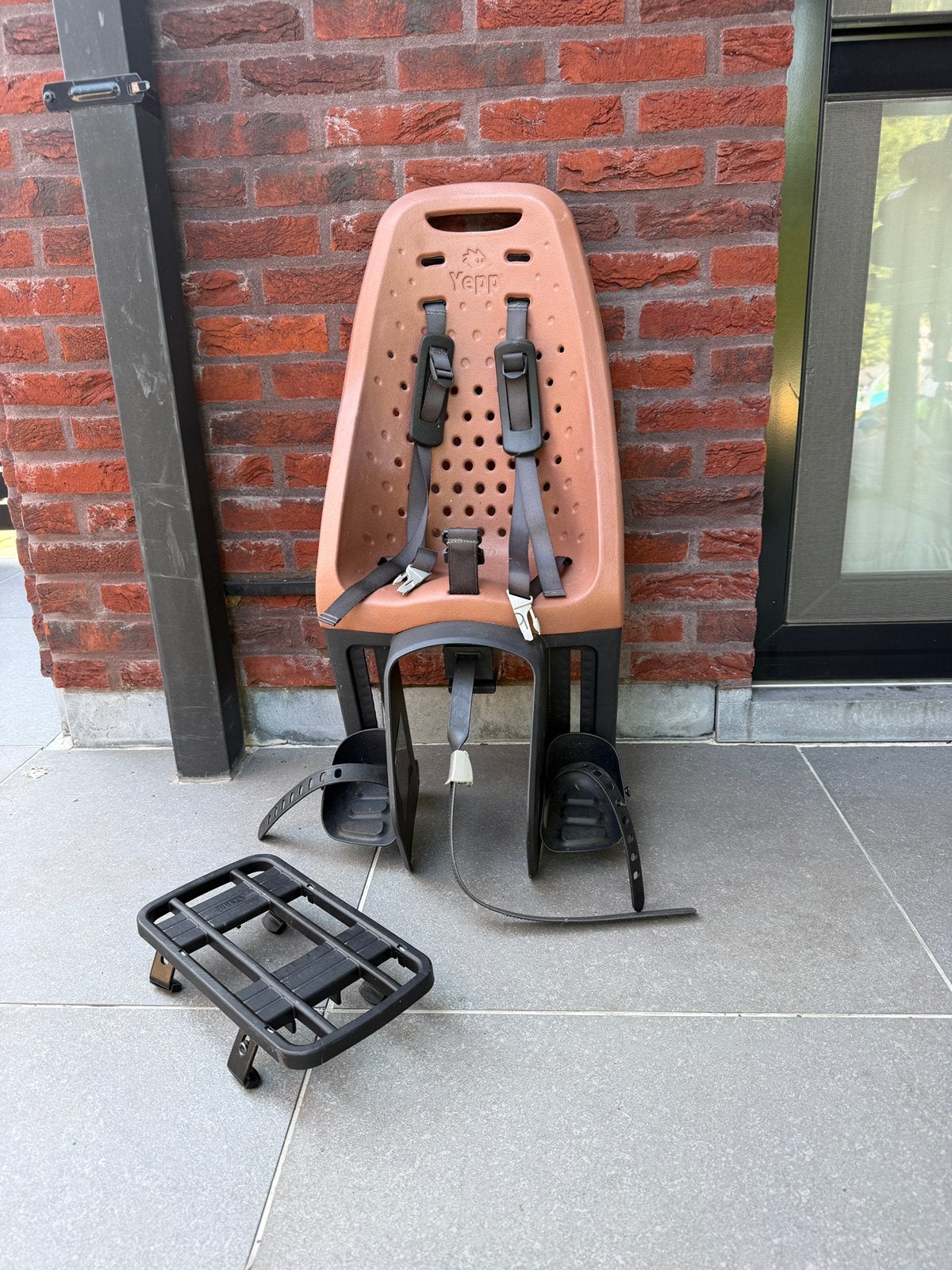 Yepp Maxi fietsstoeltje met bagagedrageradapter, Fietsen en Brommers, Ophalen, Gebruikt, Achterzitje, Voetsteuntjes