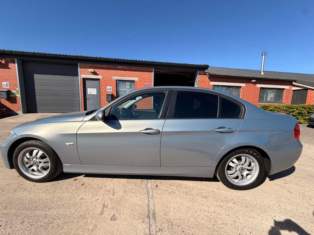 BMW 3 REEKS 318i✅BENZINE ZEER PROPER-AIRCO-Distributie Nieuw, Auto's, BMW, 4 deurs, Achterwielaandrijving, 1995 cc, Zwart