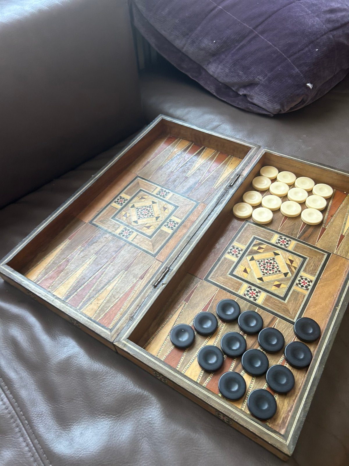Plateau de Backgammon en marqueterie, Enlèvement