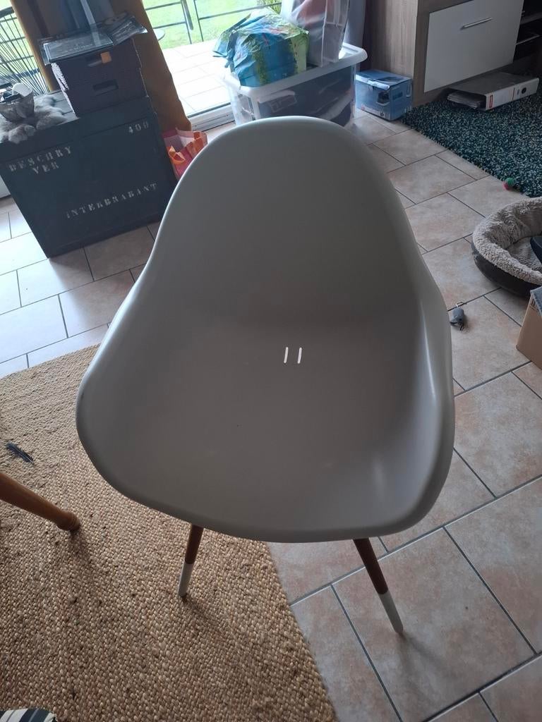 Comfortabele stoel in Scandinavische stijl, Ophalen