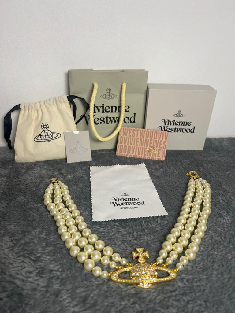 Collier Vivienne Westwood Three Row Pearl Bas Relief- Doré, Enlèvement ou Envoi, Neuf, Or