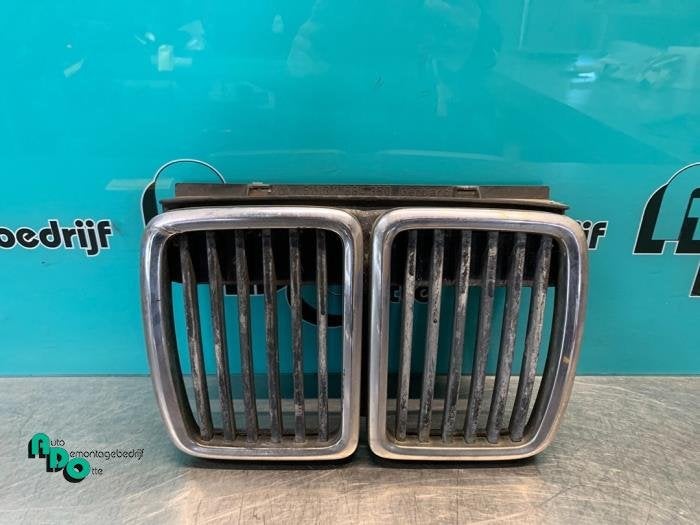 Calandre d'un BMW 3-Serie (3-Serie 82-) (NVT), -, 3 mois de garantie, Utilisé, -