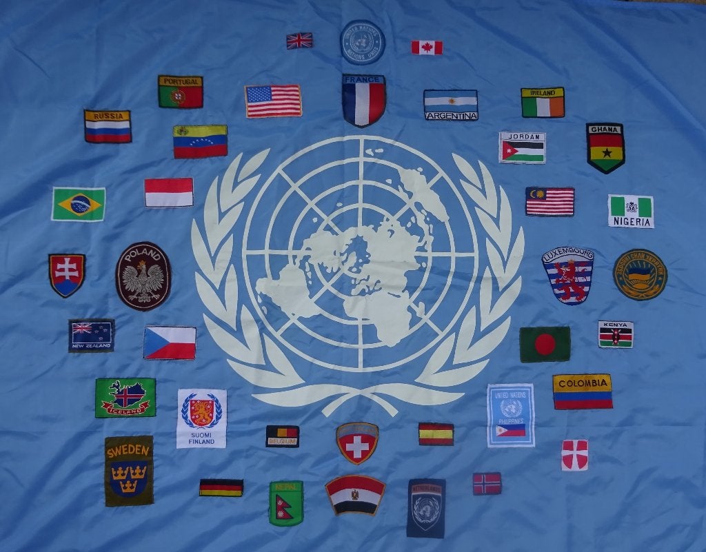 DRAPEAU ONU AVEC INSIGNES DES PAYS PARTICIPANTS A LA MISSION, Envoi, Armée de terre, Drapeau ou Bannière