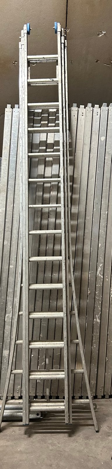 Driedelige alu schuifladder te koop + incl. gratis ladders, Doe-het-zelf en Bouw, Ladders en Trappen, Ophalen, Ladder
