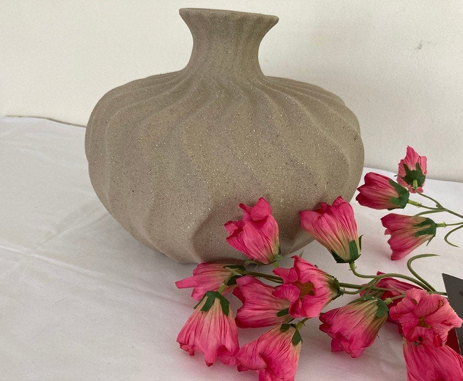 Riverdale – Vaas Cherelle 27cm mat zand, Huis en Inrichting, Woonaccessoires | Vazen, Beige, Nieuw, Ophalen of Verzenden, Geschikt voor droogbloemen