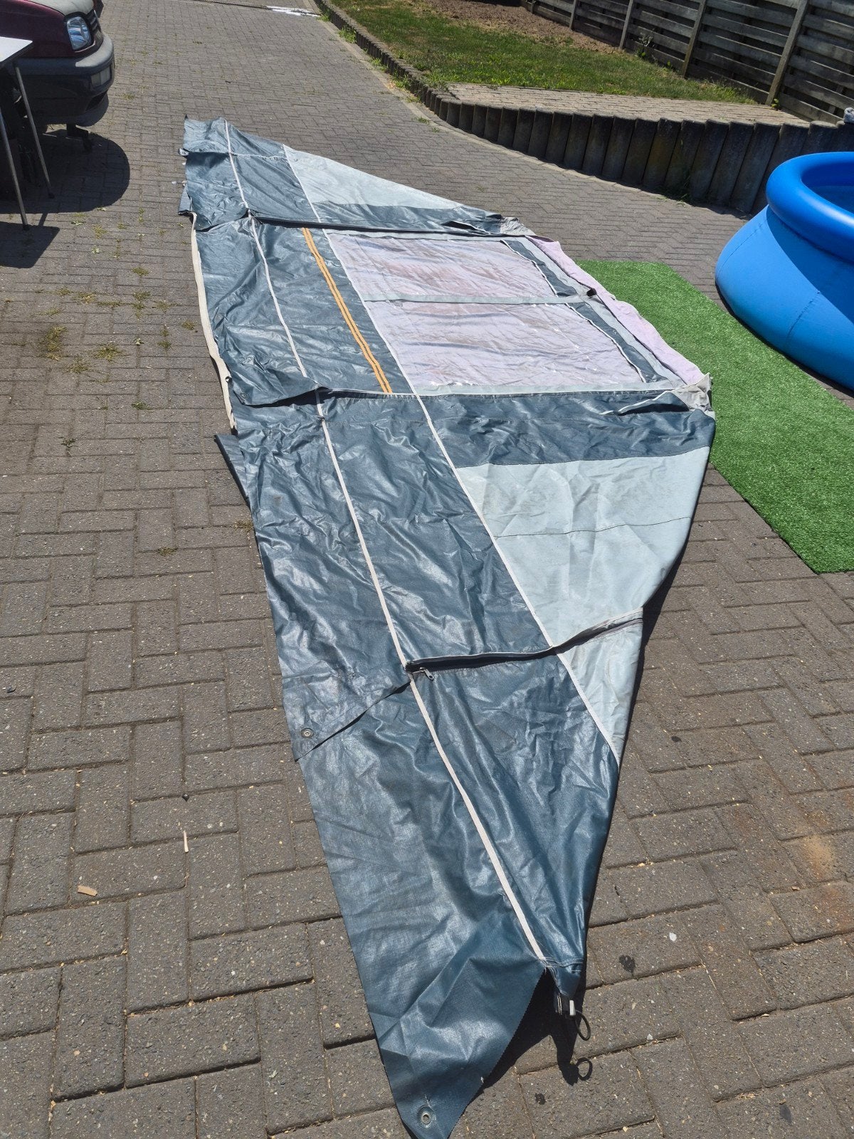 Universe buiten tent, Ophalen