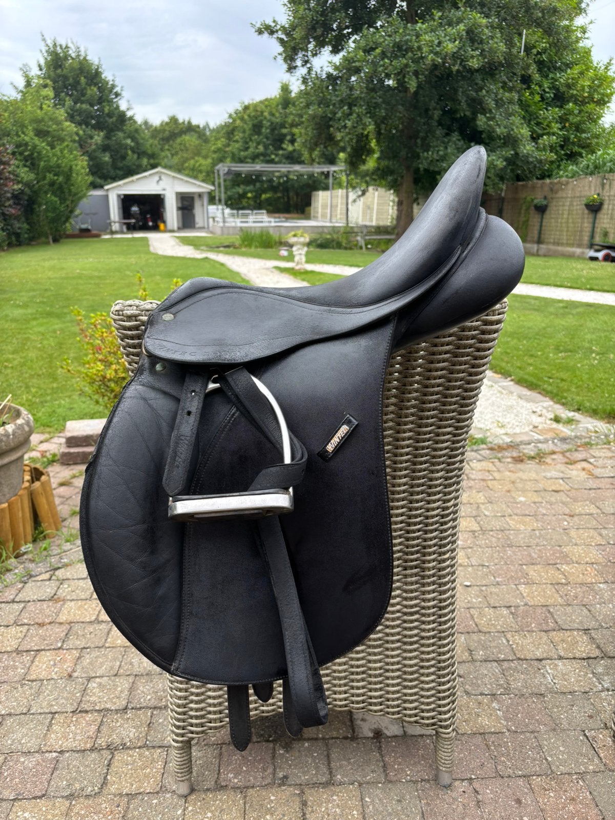 Selle polyvalente Wintec 17,5 pouces, Étriers inclus, Siège semi-creux, Polyvalence, L (17.5 pouces)