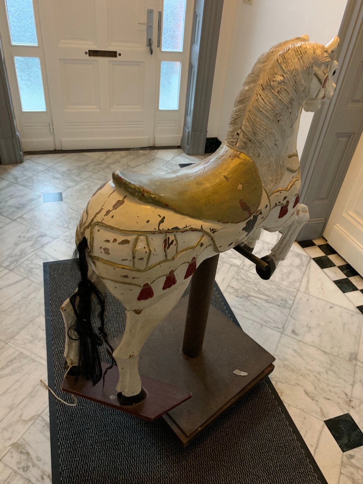 Ancien cheval de manège en bois, Ophalen, Gebruikt